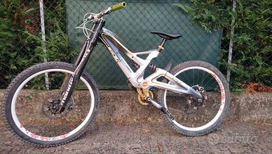 mountain-bike DH Downhill MTB GT FURY CARBON 26 !!