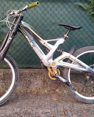 mountain-bike DH Downhill MTB GT FURY CARBON 26 !!