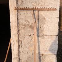 rastrello con manico in legno vintage