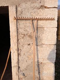 rastrello con manico in legno vintage