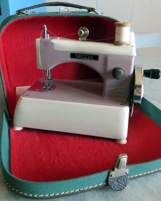 Piccola Macchina da Cucire Necchi Supernova Julia