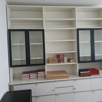 Libreria - vetrina in legno laccato bianco.