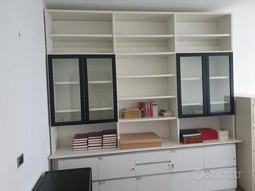 Libreria - vetrina in legno laccato bianco.