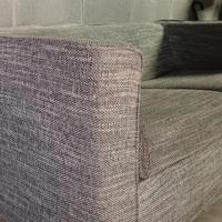 divano in tessuto grigio 