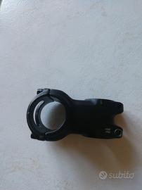 Attacco manubrio per mountain bike