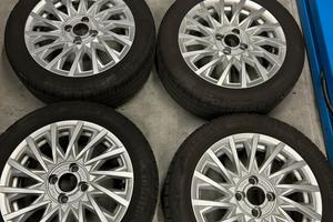 Cerchi originali + pneumatici estivi Fiat 500