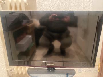 Televisore Samsung 32' con telecomando