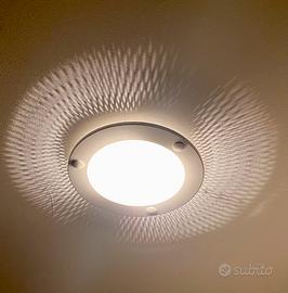 Lampada da soffitto moderna. Effetto luce radiale