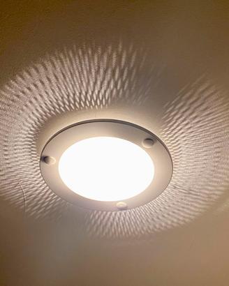Lampada da soffitto moderna. Effetto luce radiale