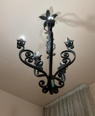 Lampadario artigianale in ferro battuto con 5 luci