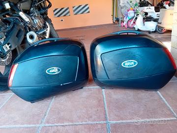 n 2 bauletti GIVI montati su yamaha tracer 7