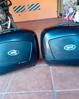 n 2 bauletti GIVI montati su yamaha tracer 7