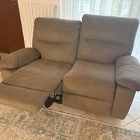 divano a 2 posti con poggiapiedi 