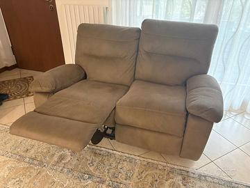 divano a 2 posti con poggiapiedi 