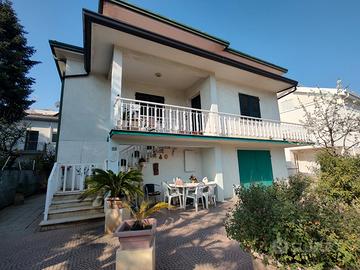 Villa indipendente con ampio giardino