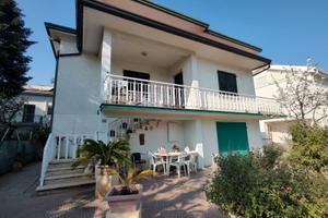 Villa indipendente con ampio giardino