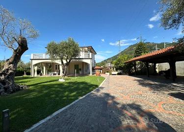 Villa di 350 m² con più di 5 locali e box auto dop