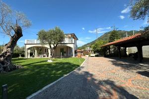 Villa di 350 m² con più di 5 locali e box auto dop