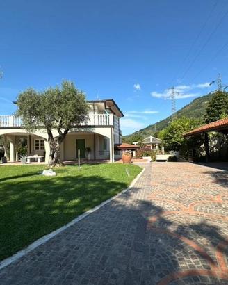 Villa di 350 m² con più di 5 locali e box auto dop