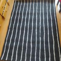 Tappeto a righe bianco e nero