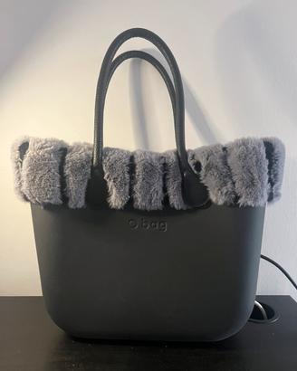 Borsa O-bag nera con pelliccia