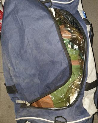 Borsa campeggio con un po' di tutto tra cui, cavo