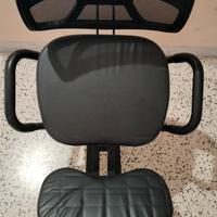 Sedia ergonomica con poggia ginocchia