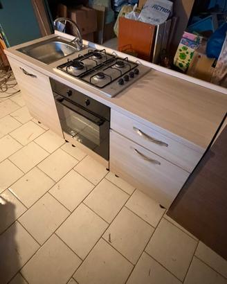 Cucina piccola da 180 cm compreso di: Forno, piano