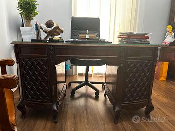 Mobili classici in legno: scrivanie, librerie