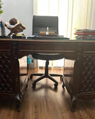 Mobili classici in legno: scrivanie, librerie