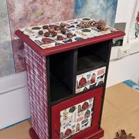 Mobiletto country con cassettino e vani.