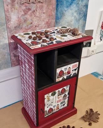 Mobiletto country con cassettino e vani.