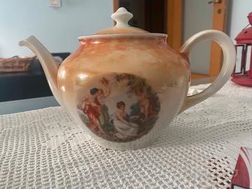 Teiera vintage in porcellana con decoro mitologico