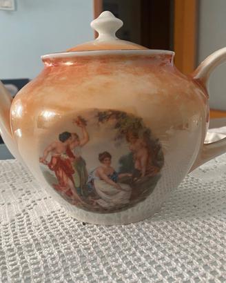 Teiera vintage in porcellana con decoro mitologico