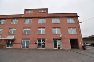 Palazzo / Stabile di 834 m² con più di 5 locali a 