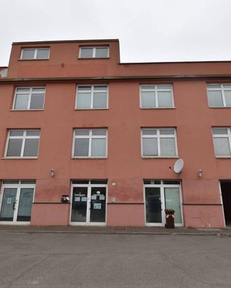 Palazzo / Stabile di 834 m² con più di 5 locali a 