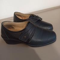 Scarpe nere di pelle da donna con strappo