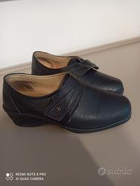 Scarpe nere di pelle da donna con strappo