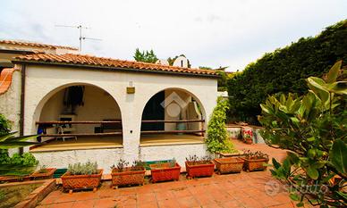 VILLA A SCHIERA A CENTOLA
