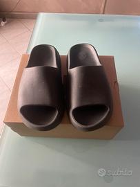 YEEZY  SLIDE