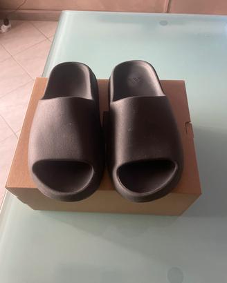YEEZY  SLIDE