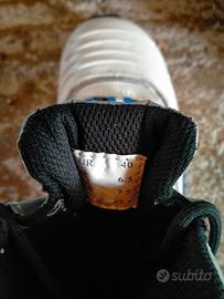 sci da fondo con racchette e scarpe 