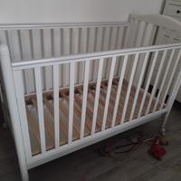 Culla bianca in legno