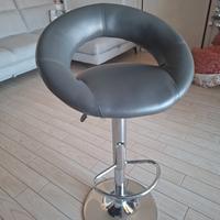 2 sgabelli con piccoli segni