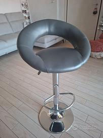 2 sgabelli con piccoli segni