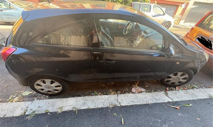 Opel corsa 2008 motore molto buono, danni esterni