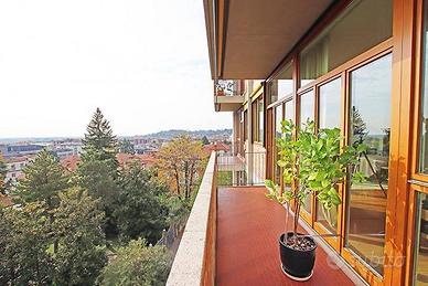 Appartamento di 328 m² con più di 5 locali e box a