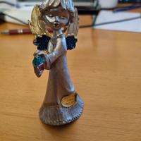 statuetta di angelo in peltro cesellato a mano