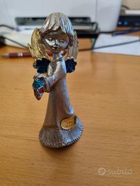 statuetta di angelo in peltro cesellato a mano