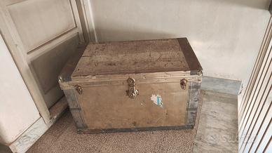 baule in metallo antico  vintage 